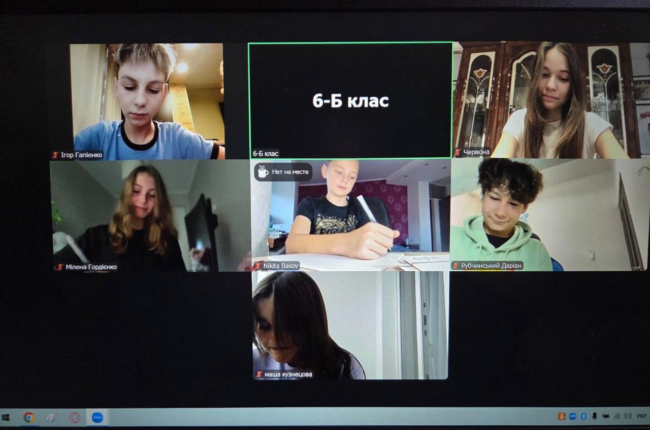 Радіодиктант національної єдності-2025: школярі, батьки та вчителі пишуть разом